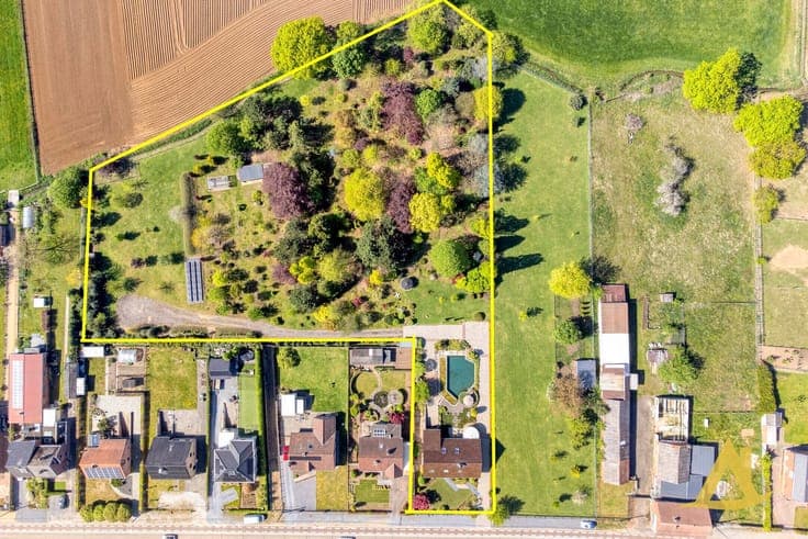 EXCLUSIEVE VILLA MET PARKTUIN EN ZWEMVIJVER OP EEN PERCEE...