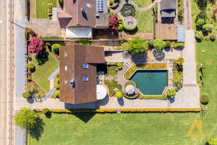 EXCLUSIEVE VILLA MET PARKTUIN EN ZWEMVIJVER OP EEN PERCEE...