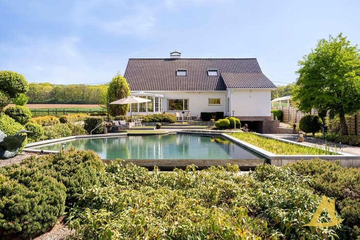 EXCLUSIEVE VILLA MET PARKTUIN EN ZWEMVIJVER OP EEN PERCEE...
