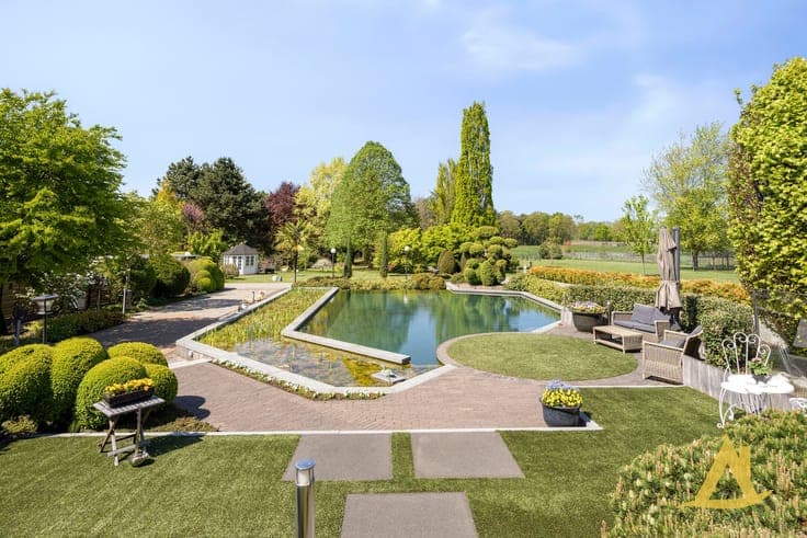 EXCLUSIEVE VILLA MET PARKTUIN EN ZWEMVIJVER OP EEN PERCEE...