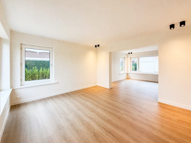 Te koop, totaal gerenoveerde woning met garage en tuin te...