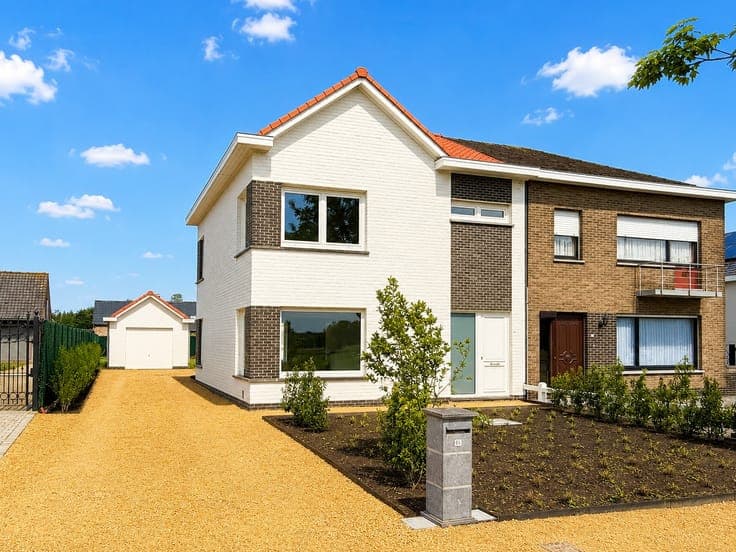 Te koop, totaal gerenoveerde woning met garage en tuin te...