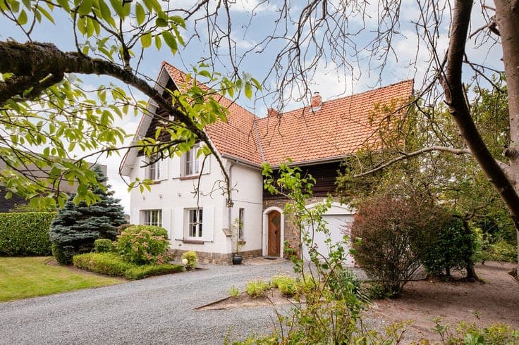 KARAKTERVOLLE WONING MET 5 SLAAPKAMERS OP 9,6 ARE OP UITS...