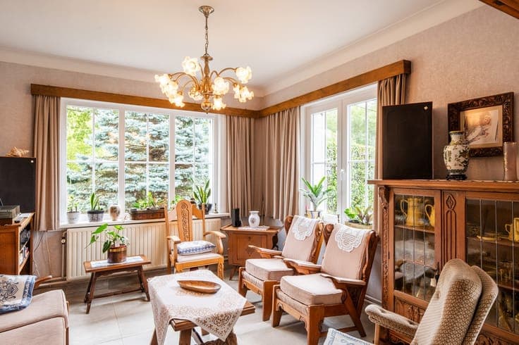 KARAKTERVOLLE WONING MET 5 SLAAPKAMERS OP 9,6 ARE OP UITS...