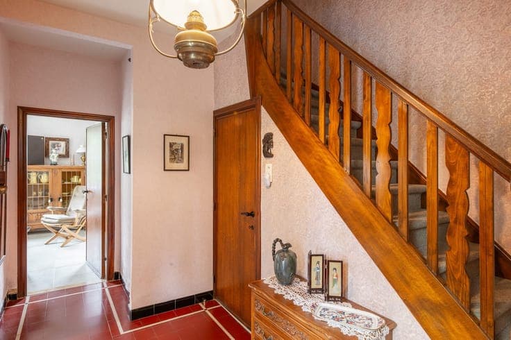 KARAKTERVOLLE WONING MET 5 SLAAPKAMERS OP 9,6 ARE OP UITS...