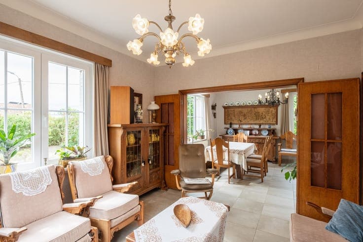 KARAKTERVOLLE WONING MET 5 SLAAPKAMERS OP 9,6 ARE OP UITS...