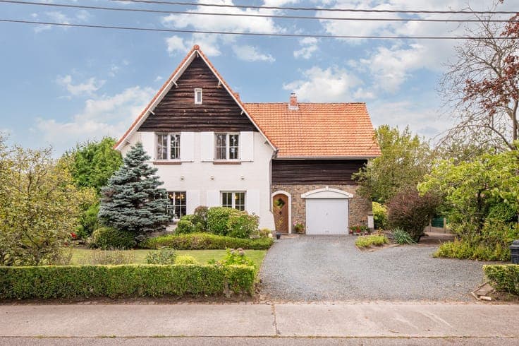 KARAKTERVOLLE WONING MET 5 SLAAPKAMERS OP 9,6 ARE OP UITS...