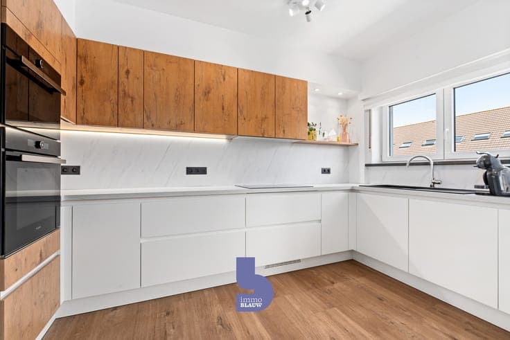 Instapklare en volledig vernieuwde rijwoning met zonnige ...