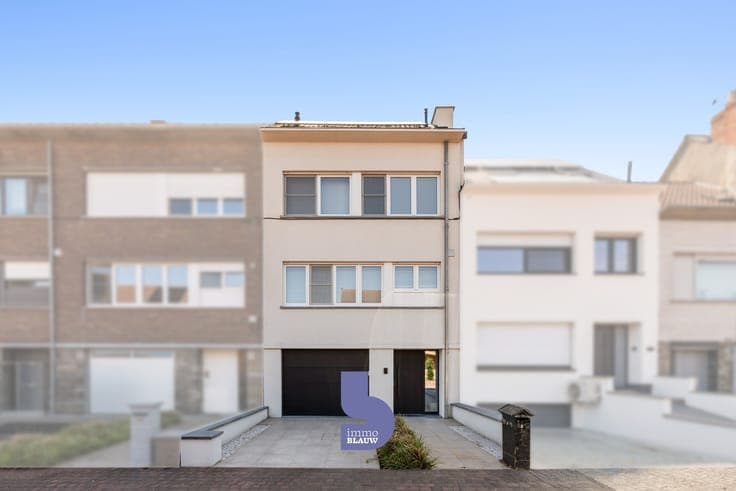Instapklare en volledig vernieuwde rijwoning met zonnige ...