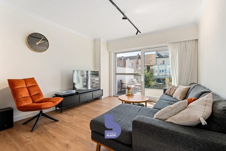 Instapklare en volledig vernieuwde rijwoning met zonnige ...