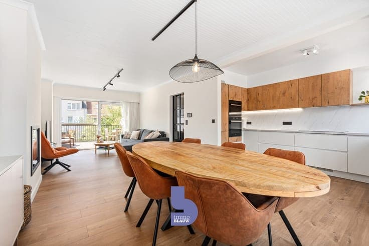 Instapklare en volledig vernieuwde rijwoning met zonnige ...