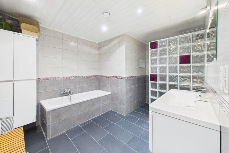 Renovated house with 3 bedrooms, garden and garage