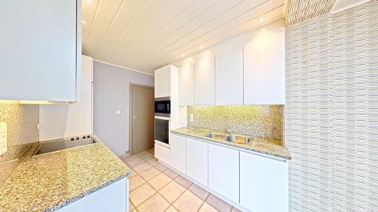 Ruime halfopen woning met garage te koop!