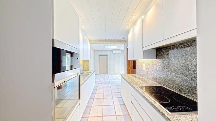 Ruime halfopen woning met garage te koop!