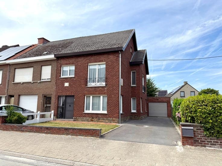 Ruime halfopen woning met garage te koop!