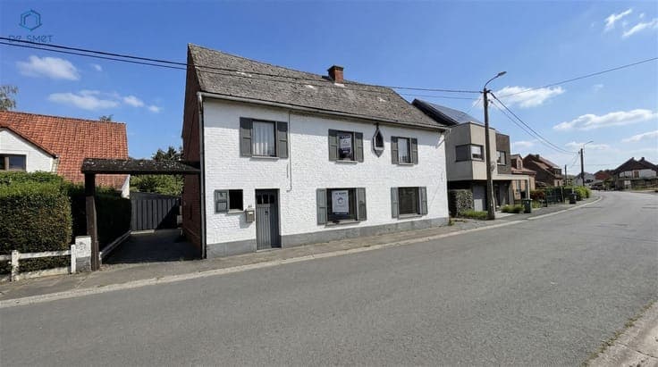 Renovation project with 5 bedrooms, garage, and spacious gar