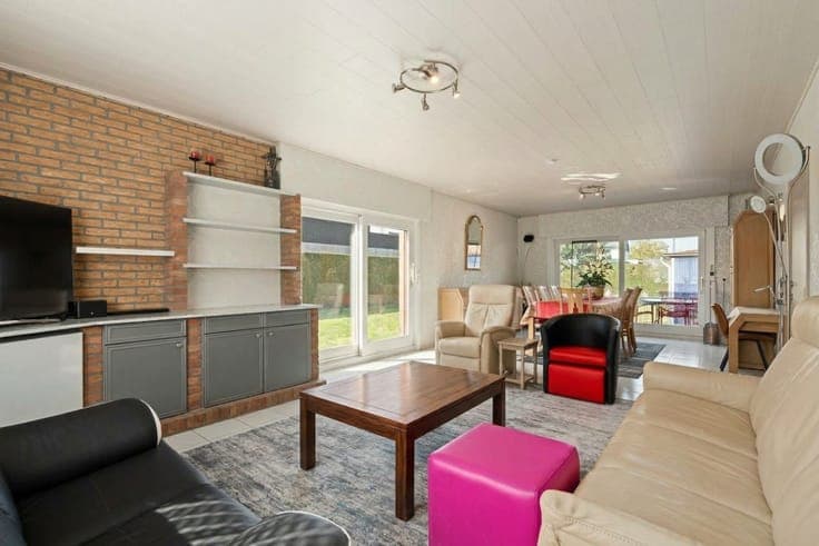 Spacious 5-bedroom home for sale in Sint-Eloois-Vijve
