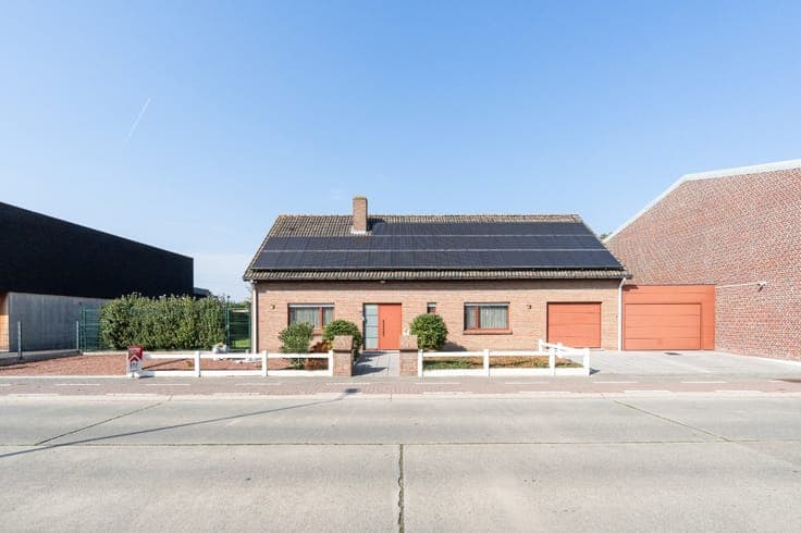 Spacious 5-bedroom home for sale in Sint-Eloois-Vijve