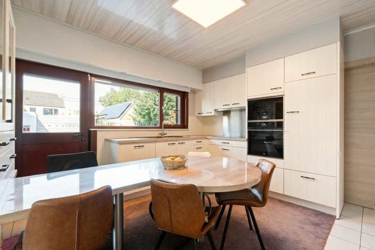 Spacious 5-bedroom home for sale in Sint-Eloois-Vijve