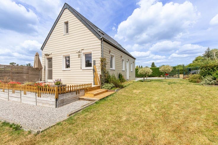 A single-story home at the end of a south-facing cul-de-sac