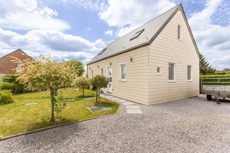 A single-story home at the end of a south-facing cul-de-sac