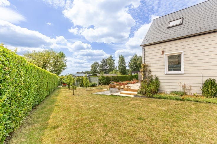 A single-story home at the end of a south-facing cul-de-sac