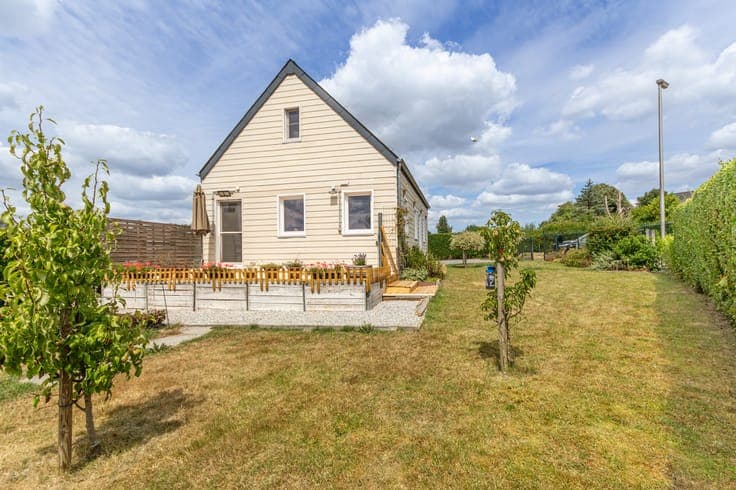 A single-story home at the end of a south-facing cul-de-sac