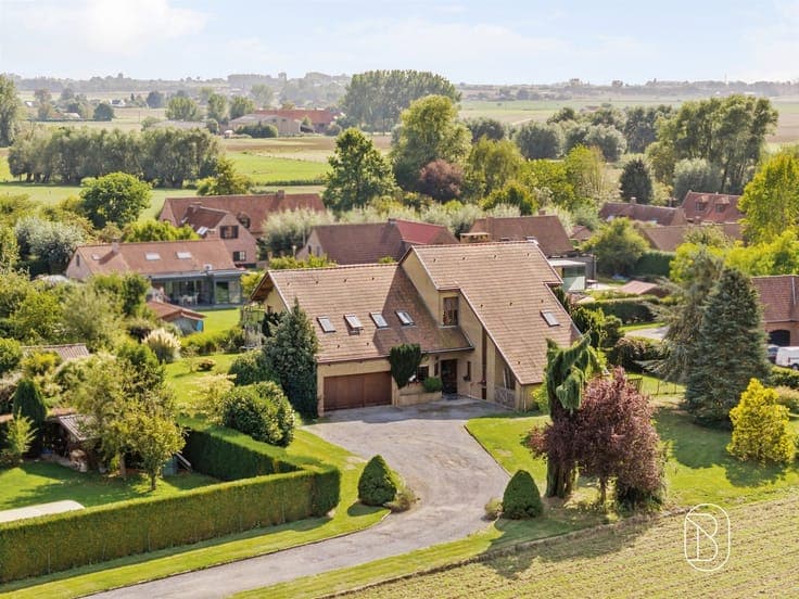 Spacious detached villa built on a 3,024 m² lot