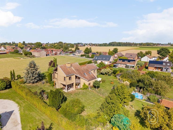 Spacious detached villa built on a 3,024 m² lot
