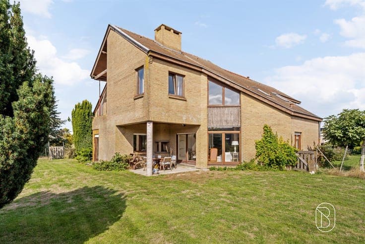 Spacious detached villa built on a 3,024 m² lot