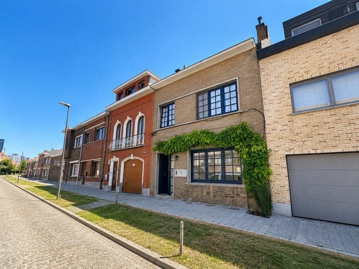 ☀️ SOUTH-FACING! Renovated Home • 152 m² • 3-4 Bedrooms