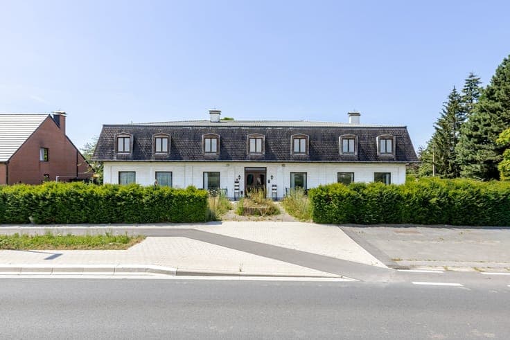 Characterful property to renovate on ± 1,356 m² with numerou