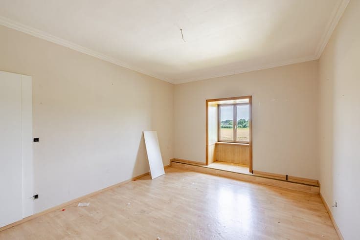 Characterful property to renovate on ± 1,356 m² with numerou