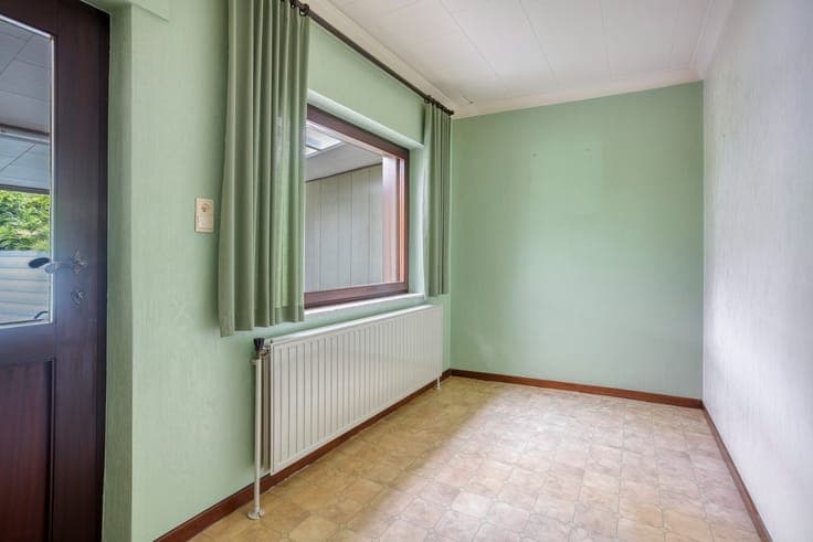 Te renoveren, rustig gelegen, woning met twee slaapkamers