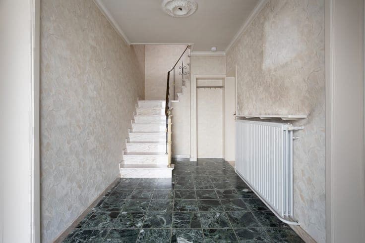 Te renoveren, rustig gelegen, woning met twee slaapkamers