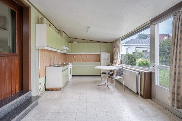 Te renoveren, rustig gelegen, woning met twee slaapkamers