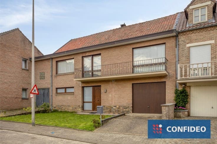 Te renoveren, rustig gelegen, woning met twee slaapkamers