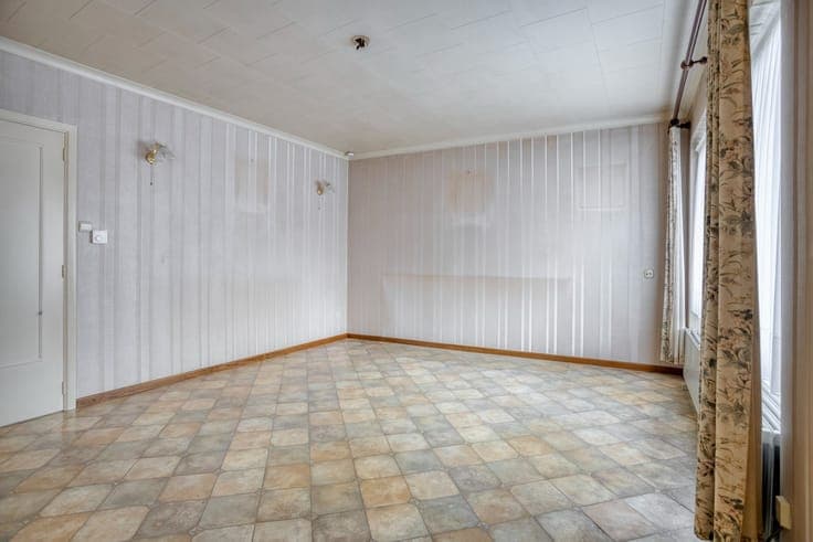 Te renoveren, rustig gelegen, woning met twee slaapkamers
