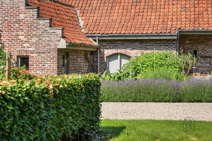 Versatile villa with garden and separate unit