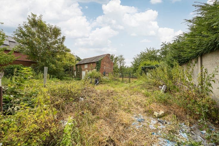 Te renoveren eengezinswoning met grote tuin