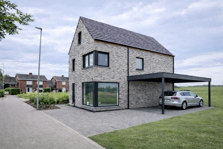 Ruime woning in een rustige straat.