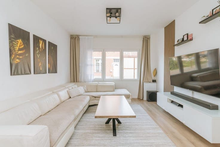 Ruime woning met 3 slpk, 2 parkeerplaatsen en buitenruimte
