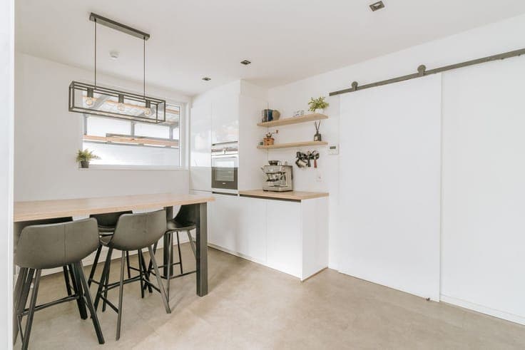 Ruime woning met 3 slpk, 2 parkeerplaatsen en buitenruimte