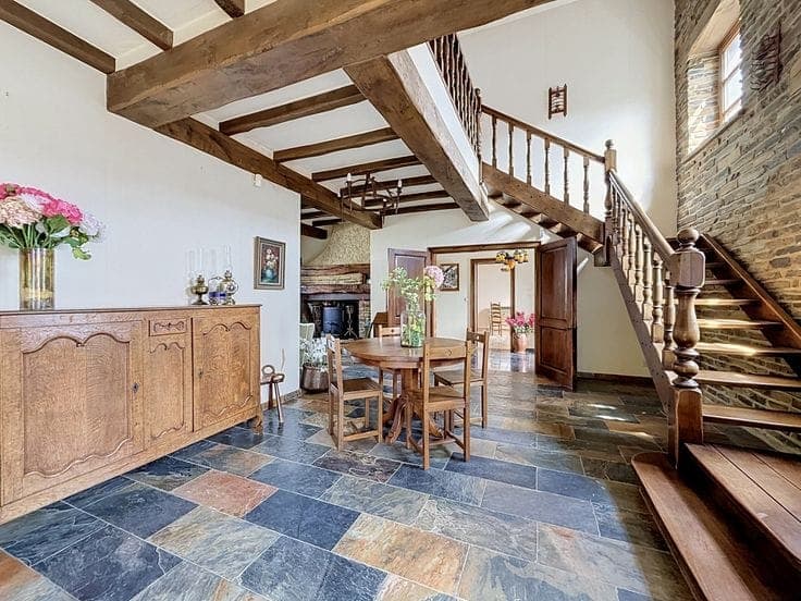 STUNNING 5-BEDROOM VILLA + STUDIO + WALK-IN WARDROBE