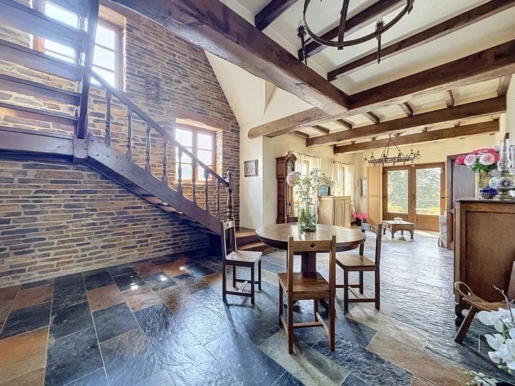 STUNNING 5-BEDROOM VILLA + STUDIO + WALK-IN WARDROBE