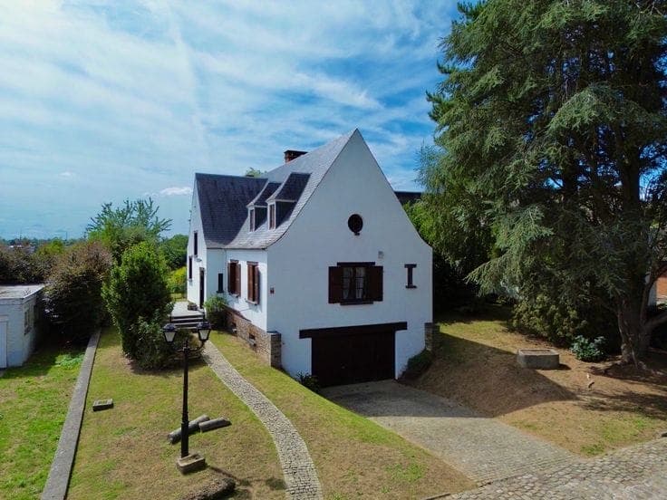 STUNNING 5-BEDROOM VILLA + STUDIO + WALK-IN WARDROBE
