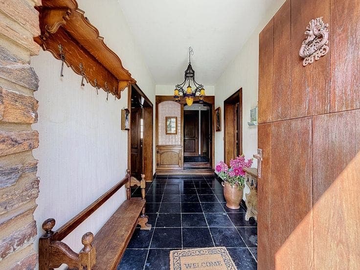 STUNNING 5-BEDROOM VILLA + STUDIO + WALK-IN WARDROBE