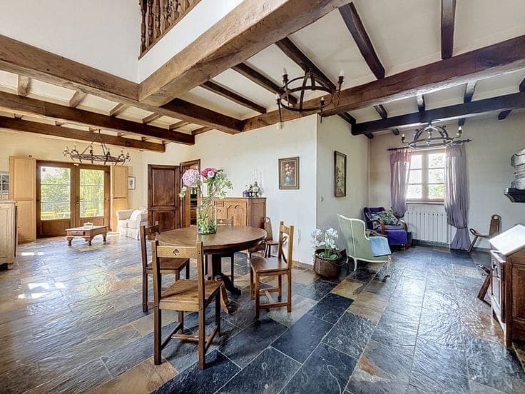 STUNNING 5-BEDROOM VILLA + STUDIO + WALK-IN WARDROBE