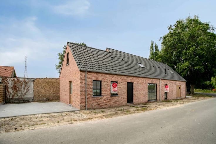 Semi-detached new-build house for sale with 3 rooms, drivewa