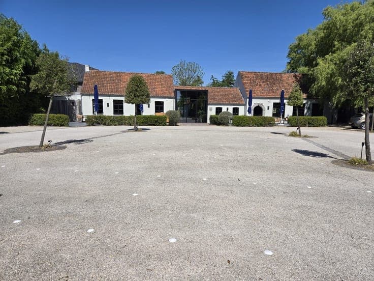 Luxurious property with concierge residence, parking, terra